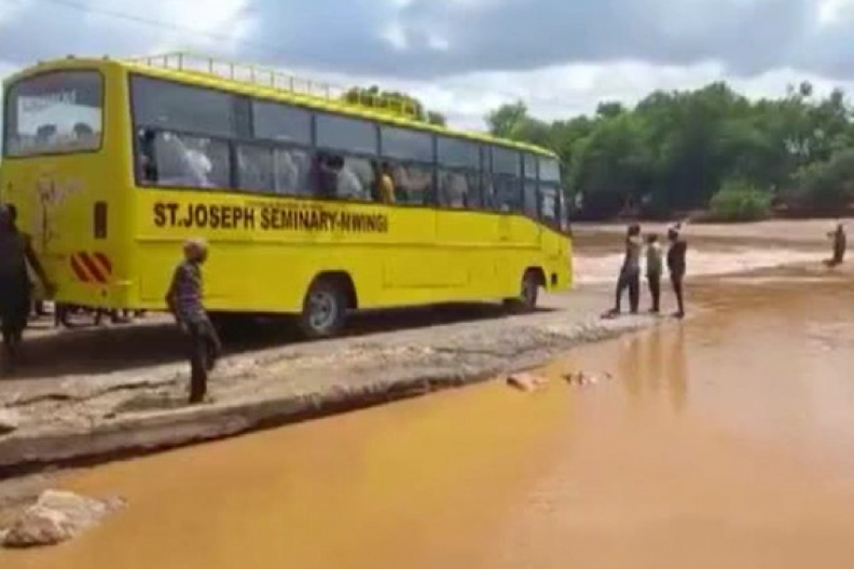 Kenya&#39;da taşan nehri geçmek isteyen otobüs devrildi
