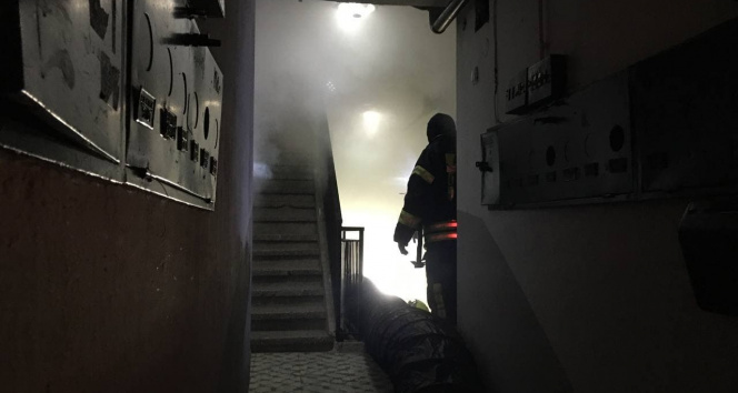 Apartmanı kaplayan yoğun duman vatandaşları sokağa döktü