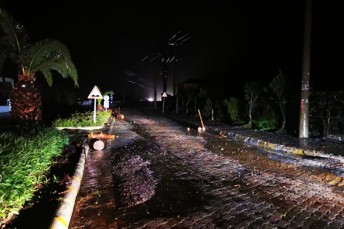 Marmaris&#039;te sağanak yağış sonrası cadde ve sokaklar sele döndü