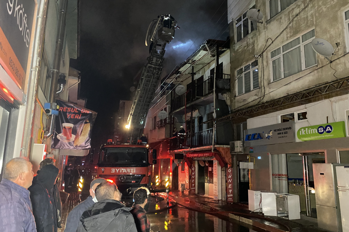 3 katlı binada yangın paniği