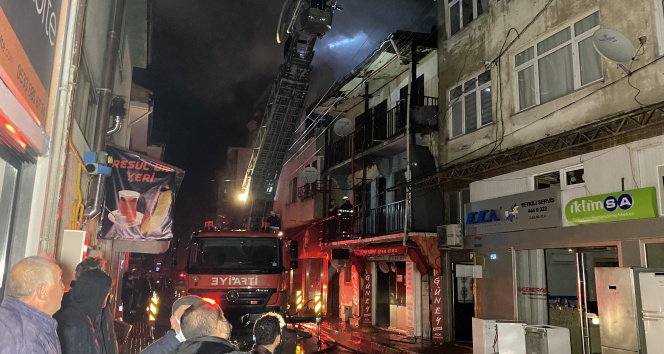 3 katlı binada yangın paniği