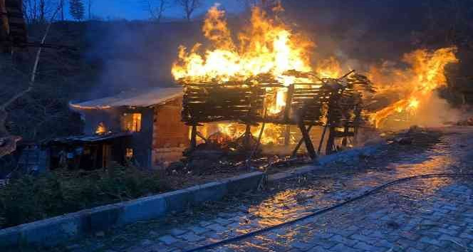 Tokat’ta 3 samanlık ile 1 ahır alevlere teslim oldu