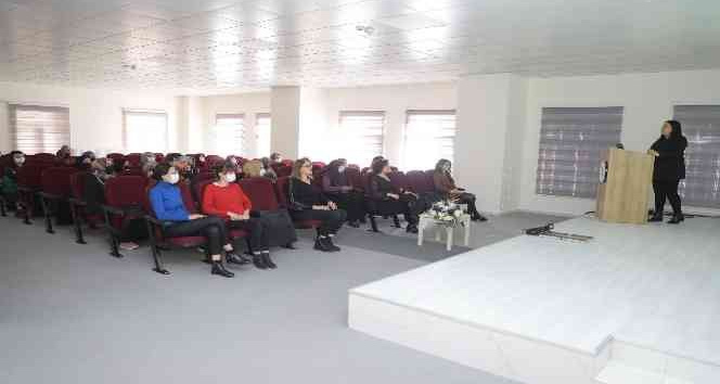 Kursiyerlere "Kadın hakları ve cinsiyet eşitliği" konulu konferans