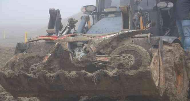 Çamura saplanan motosikletler kepçeyle pistten çıkarıldı
