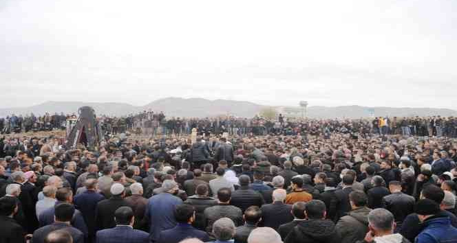 Silahlı saldırıda öldürülen AK Parti eski ilçe başkanının kardeşi toprağa verildi