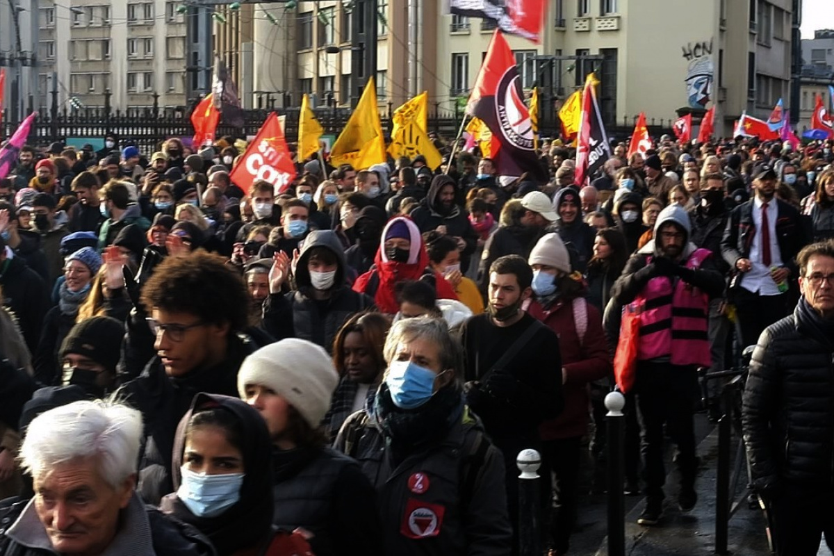 Fransa'da ırkçı cumhurbaşkanı adayı Zemmour, Paris'te protesto edildi