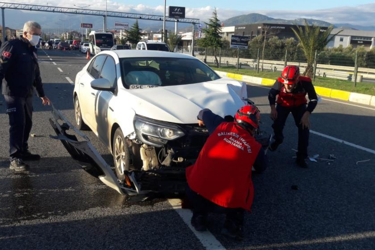 Balıkesir'de trafik kazası: 1'i ağır 4 yaralı