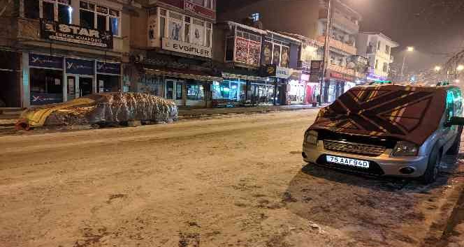 Otomobillerin donmasına karşı naylon ve battaniyeli önlem