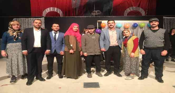 Başlık ve süt parasına tiyatro gösterisi ile tepki gösterdiler