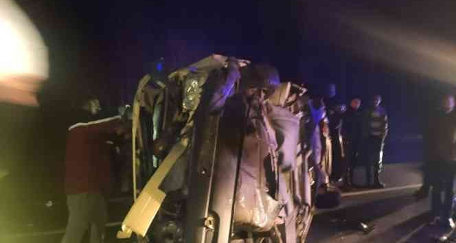 İki araç kafa kafaya çarpıştı: 2 ölü, 9 yaralı