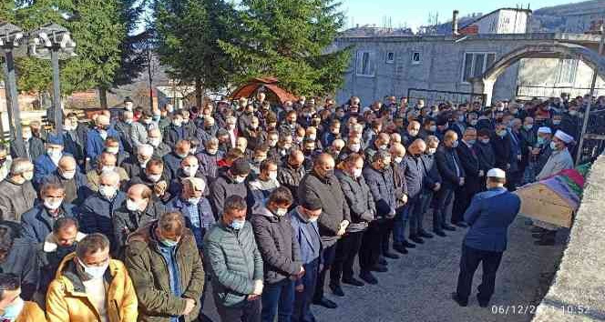 İstanbul’da gölde cesedi bulunan genç kız, Ordu’da toprağa verildi