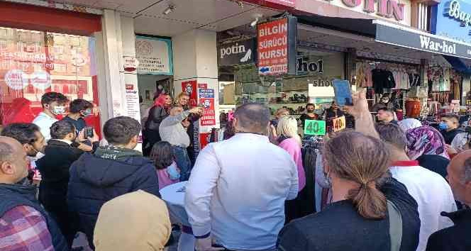 Ünlü sanatçı Tuğba Özay ve sporcu Nagihan Karadere’ye yoğun ilgi
