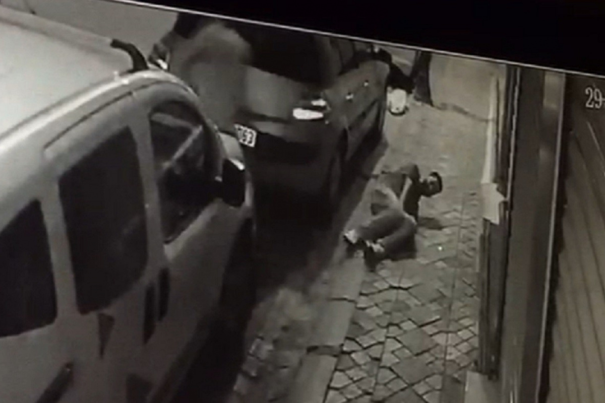 Zeytinburnu'nda silahların konuştuğu kovalamaca kamerada: 2 yaralı
