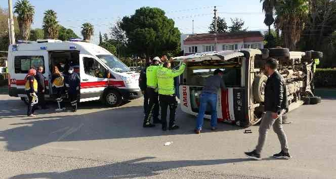 Hasta taşıyan ambulans ile hafif ticari araç çarpıştı: 4 yaralı