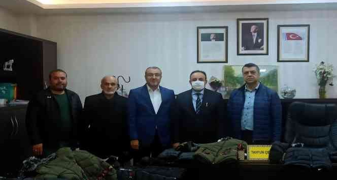 Kış öncesi çocuklara kıyafet dağıtıldı