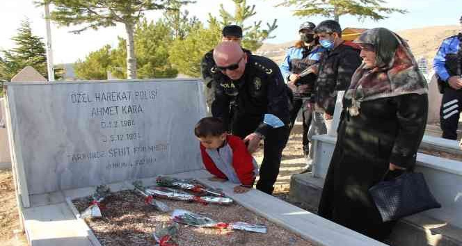 Şehit Özel Harekat Polisi Kara Mezarı Başında Anıldı