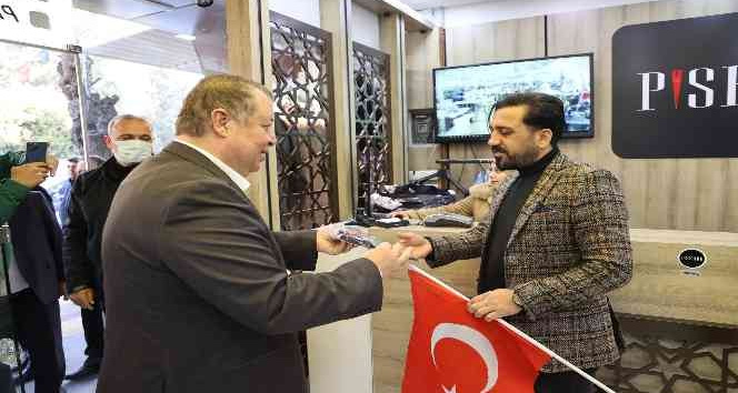 Kilis’te Türk Bayrağı ile kalpak dağıtıldı