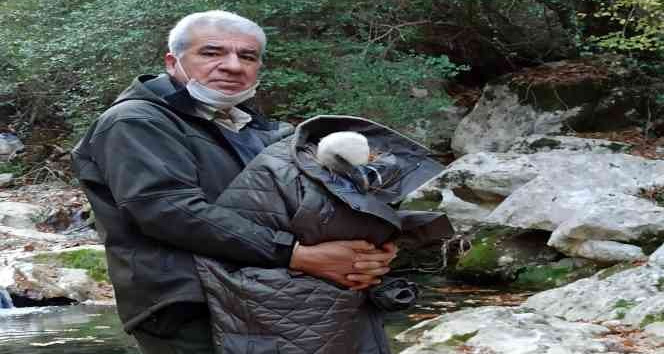 Bitkin halde bulduğu kızıl akbabayı ölmesin diye montuna sardı