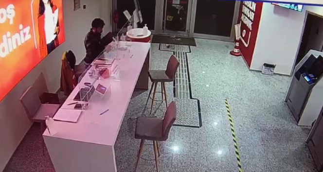 İzmirde bankada yaşanan hırsızlık anı güvenlik kamerasına yansıdı