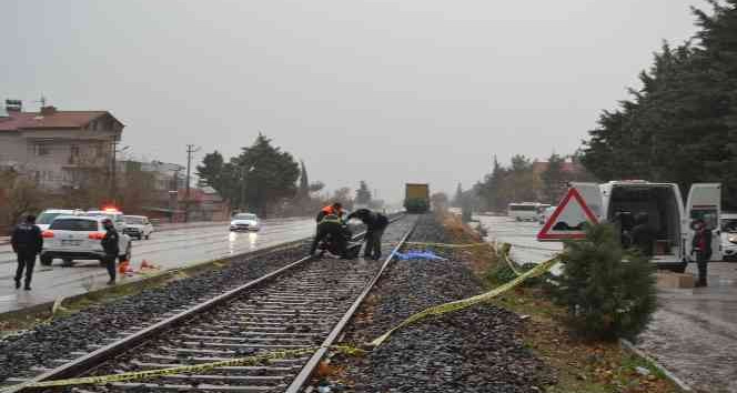 Demiryolundan karşıya geçmek isteyen kadına yük treni çarptı: 1 ölü