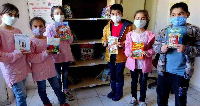 Köy okuluna bağışlanan kitaplar öğrencileri sevindirdi
