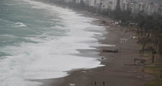 Meteorolojinin turuncu kod ile uyardığı Antalyada dev dalgalar sahili dövdü