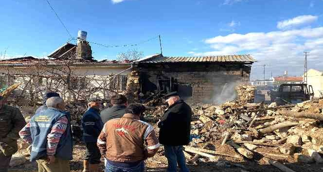 Karaman’da çıkan yangında ev ve traktör yandı