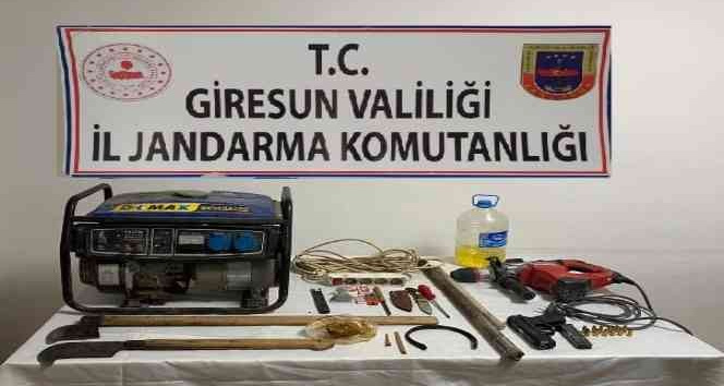 Giresun’da izinsiz define arayan 4 kişi jandarmaya yakalandı