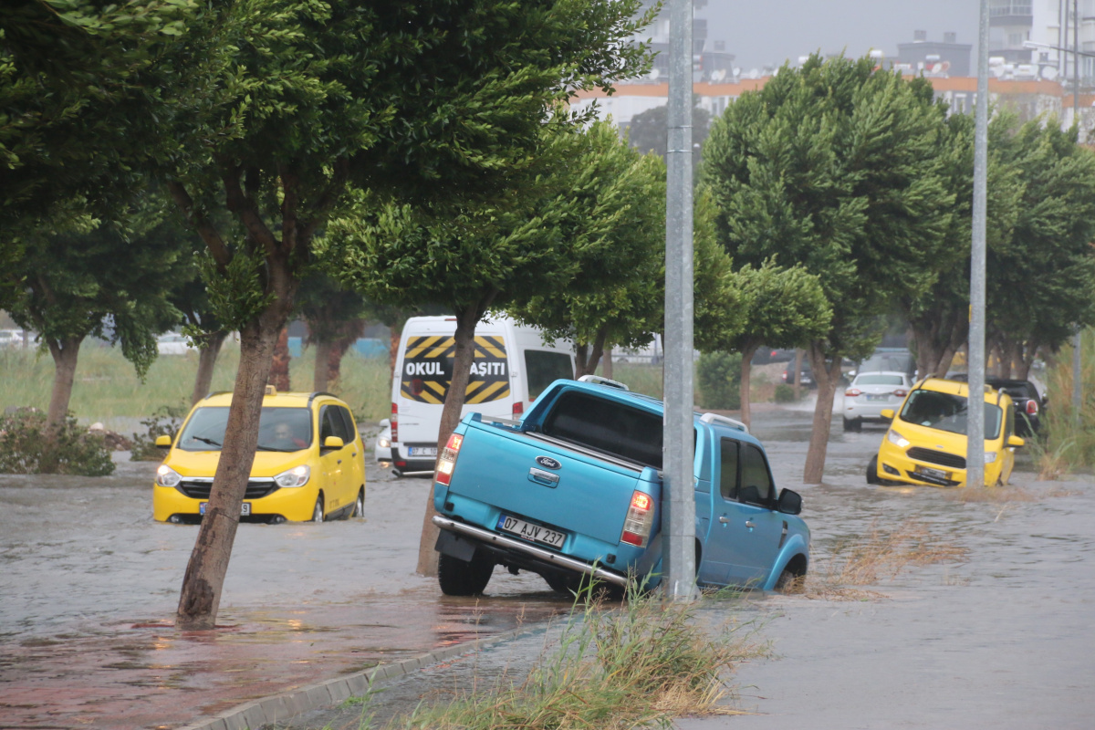 Antalya'da yollar dere yatağına döndü, araçlar mahsur kaldı