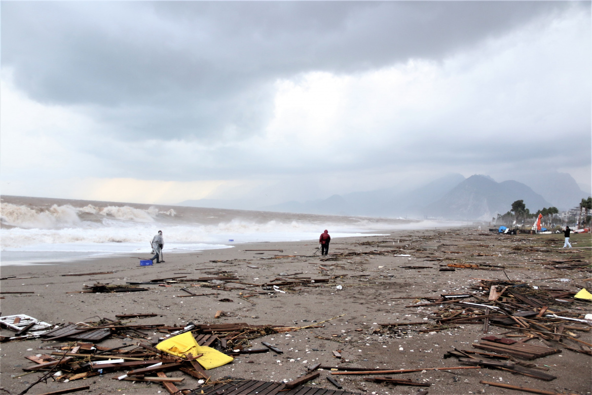 Antalya'da milyonlarca turisti ağırlayan sahil moloz yığınına döndü