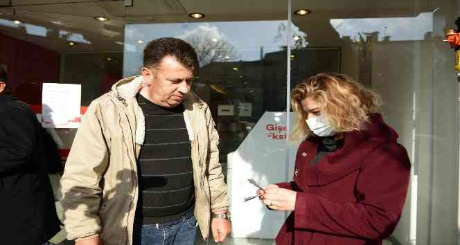 ATM’de unutulan parayı sahibine ulaştırdı