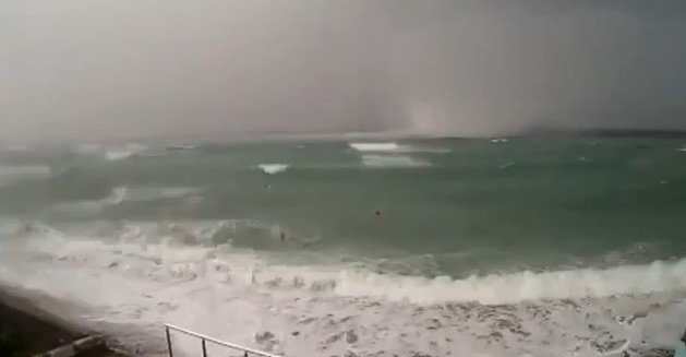 İzmir’de hortum böyle geldi, faciadan dönüldü