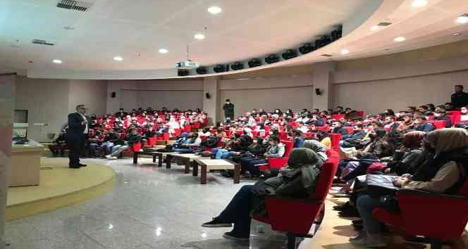 Üniversite öğrencilerine CV doldurma teknikleri anlatıldı