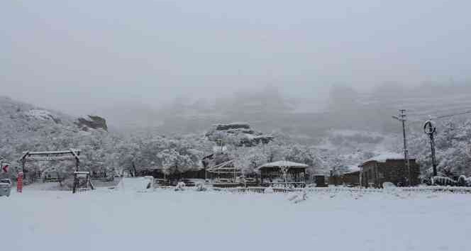 Karaman’ın 3 ilçesine mevsimin ilk karı düştü