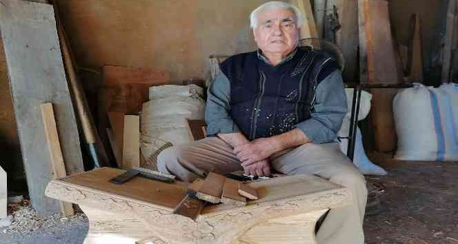20 yıldır gönüllü olarak camilerin ahşap işini yapıyor