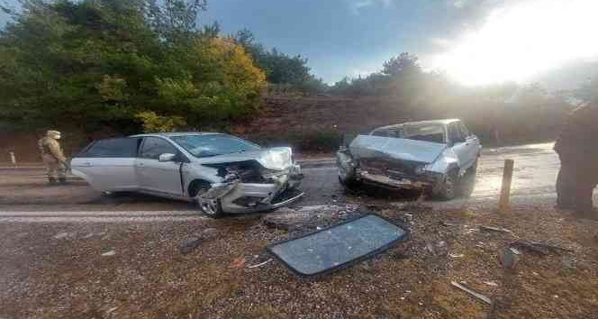 Osmaniye’de otomobiller kafa kafaya çarpıştı: 1 ölü, 2 yaralı