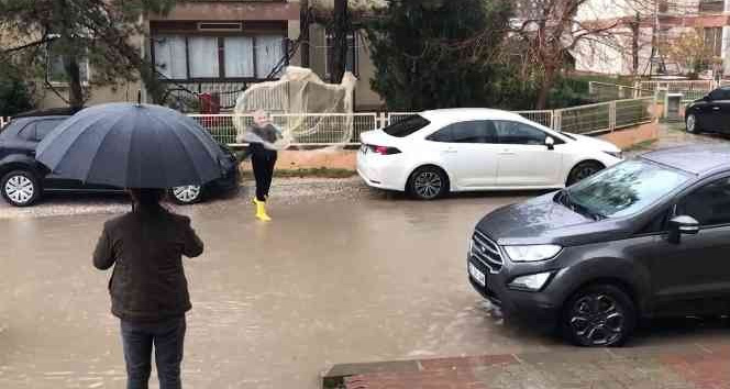 Göle dönen yollarda ağ atıp balık tutmaya çalıştı
