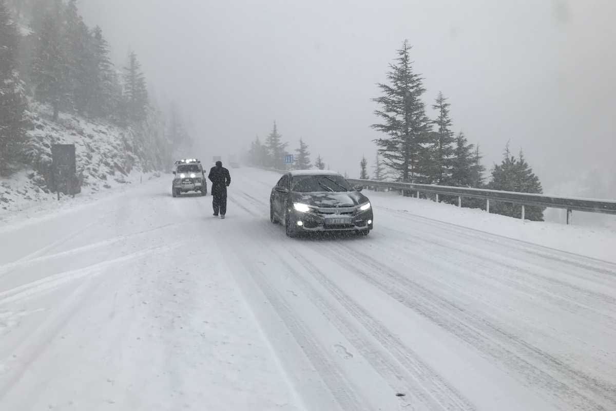 Antalya-Konya karayolunda kar kalınlığı 30 santime ulaştı