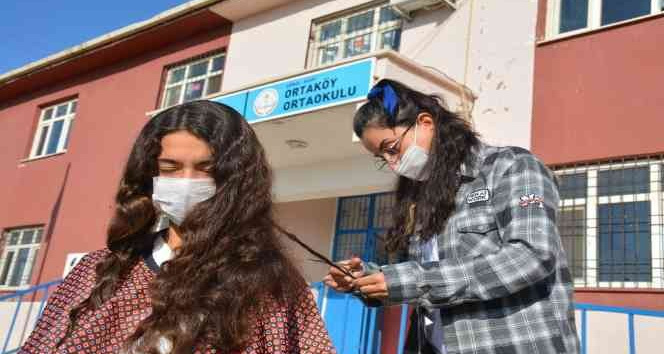 Silopi’de köy okulundaki kızların saç bakımlarını gönüllüler yaptı
