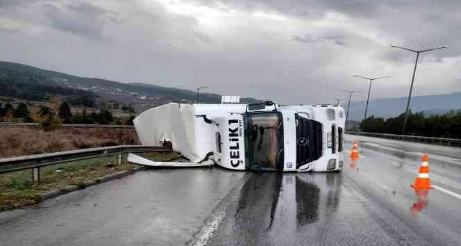 Osmaniye’de kaygan yolda kontrolden çıkan tır yan yattı