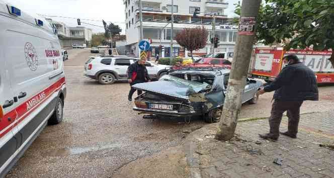 Kaldırımda bekleyen iki öğrenci kazadan elektrik direği sayesinde kurtuldu