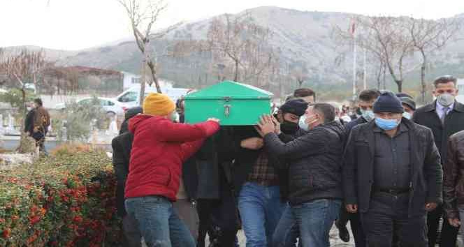 Tren kazasında hayatını kaybeden anne toprağa verildi