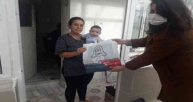 Çan Belediyesi yeni bebek sahibi olan ailelerin sevincine ortak oluyor