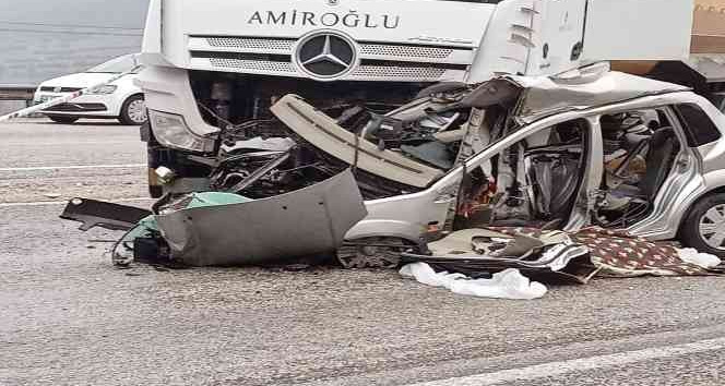 Hafriyat kamyonu altına aldığı otomobili metrelerce sürükledi; 1 ölü