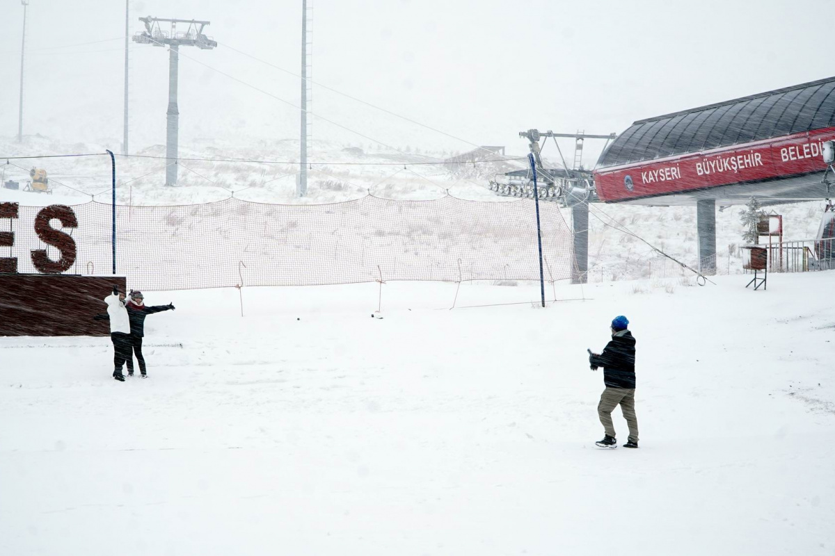 Erciyes'te sevindiren kar yağışı