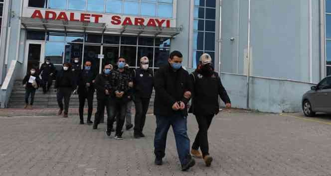 Yurtdışına kaçmaya çalışan FETÖ üyeleri saklandıkları evde yakalandı