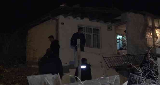 Devrilen soba odayı yaktı, bekçiler su kovalarıyla söndürdü