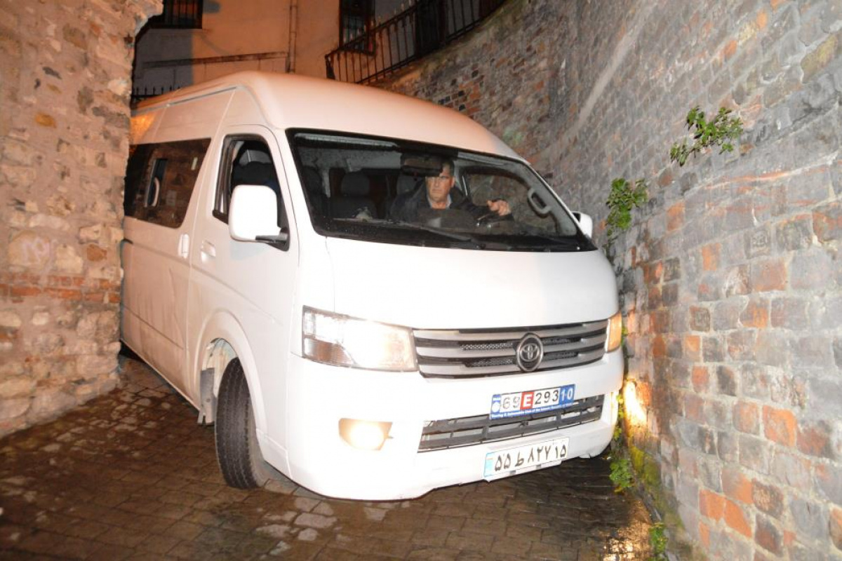 İran'dan İstanbul'a gezmeye geldiler, araçları sokakta sıkıştı