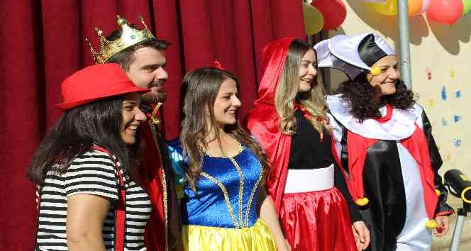 Öğretmenler, çocukların bir gülümsemesi için yollarda