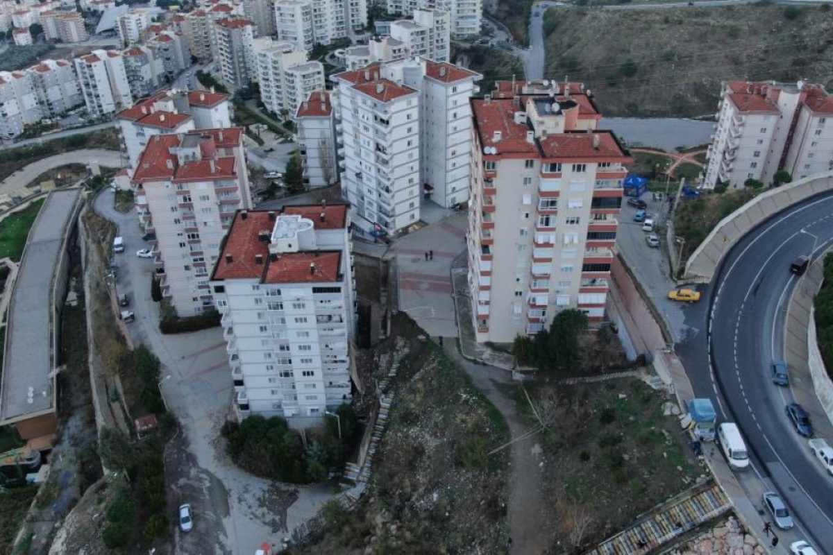İzmirde yıkılan istinat duvarının bilançosu havadan görüntülendi: 88 daire tahliye edildi